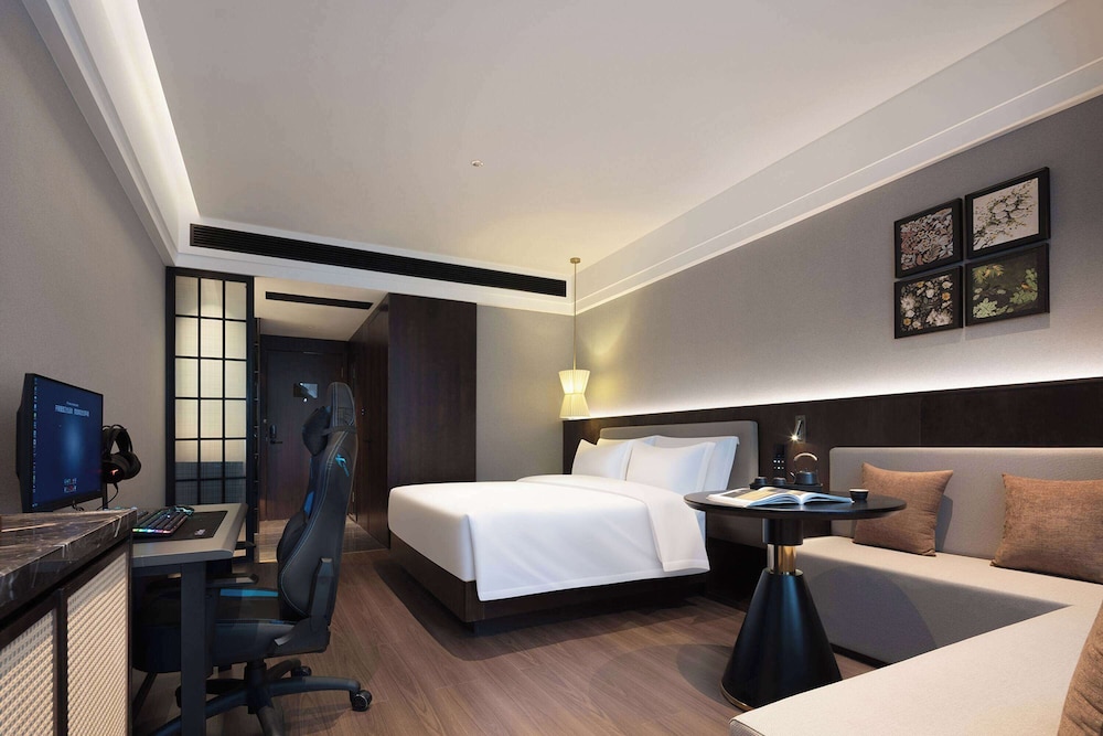 Room, 1 King Bed, Smoking photo 2