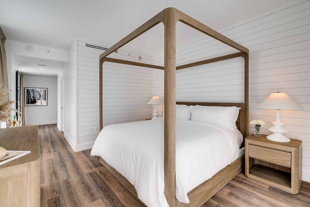 Penthouse Deluxe King Bedroom - Photo 4