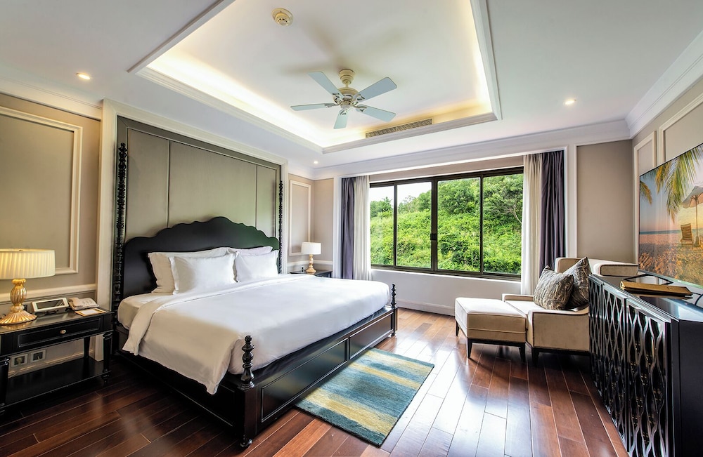 Grand Junior Suite King Hill View - Photo 1