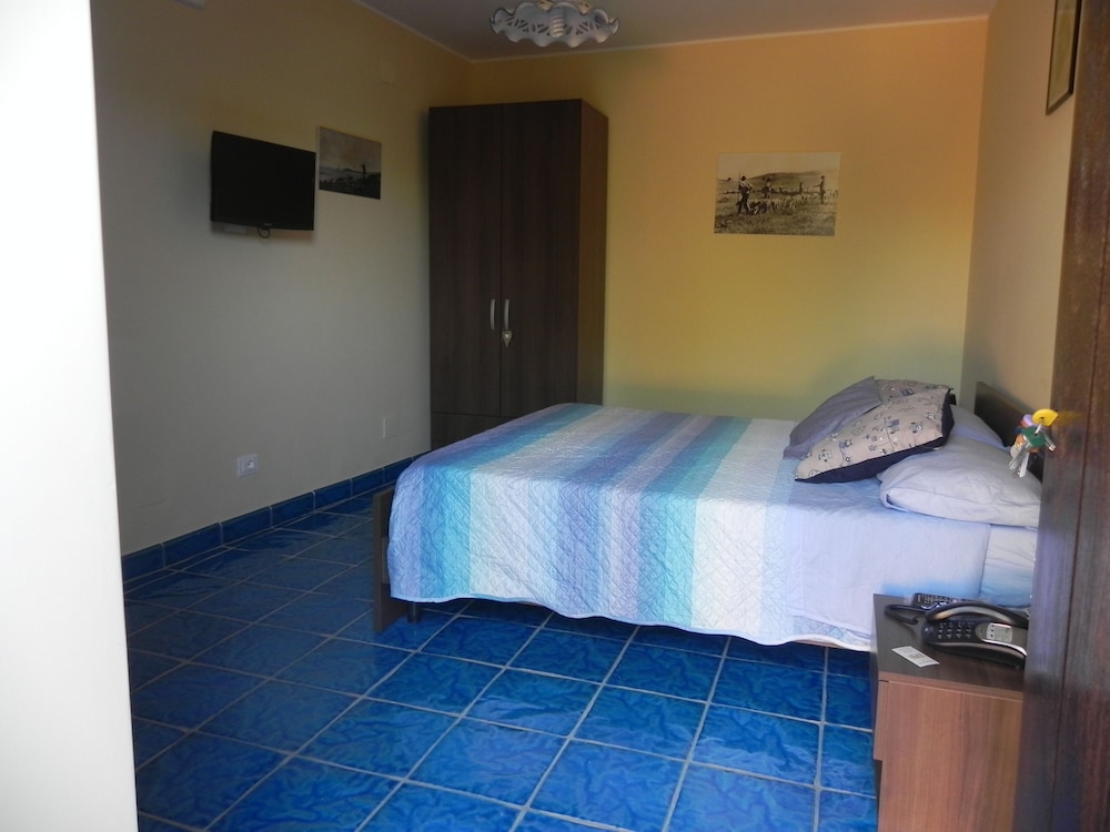 Deluxe Triple Room, 1 Bedroom, Non Smoking, Private Bathroom