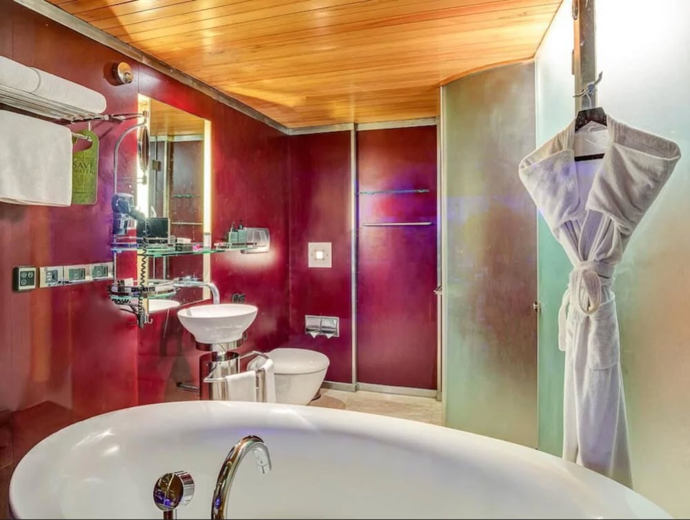 Mercury Lagoon View Room with Bath Tub and Private Balcony - King Bed photo 2