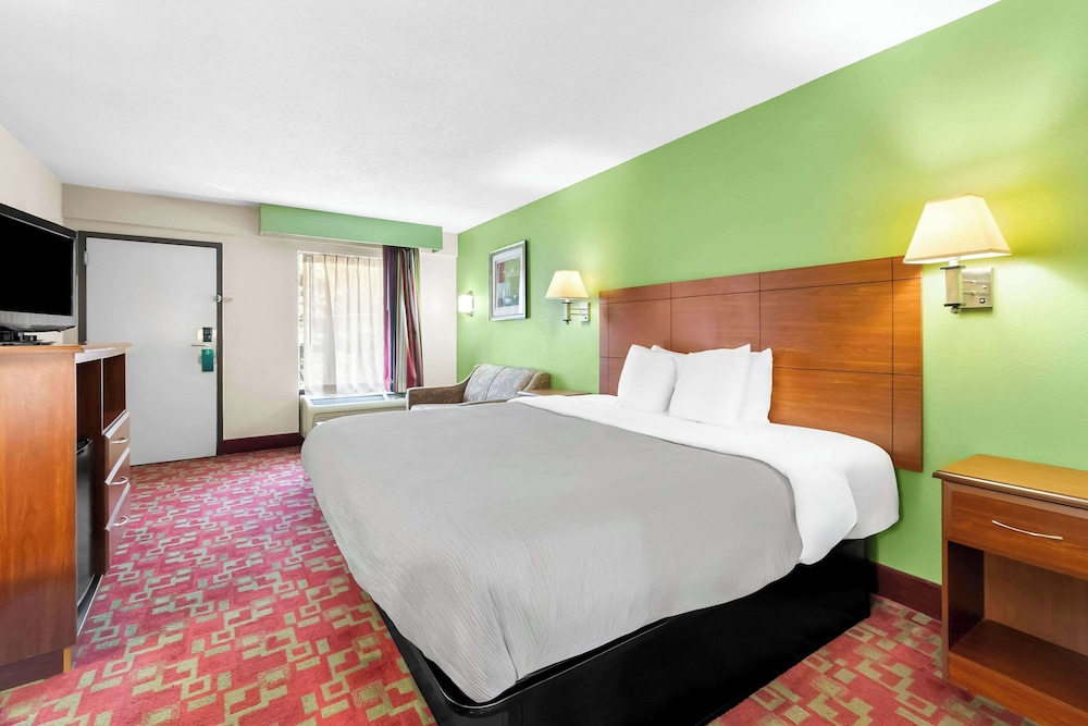 Standard Room, 1 King Bed, Non Smoking photo 3