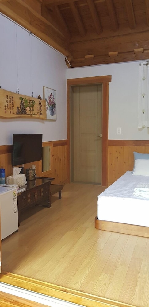 Traditional Room (Gyun-Woo & Jik-Nyu) photo 3