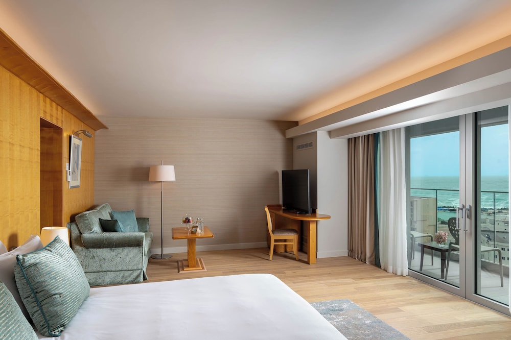 Deluxe Room, 1 King Bed photo 2