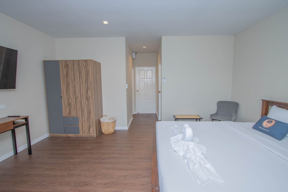 Deluxe Room, 1 Bedroom, Pool View - Photo 9