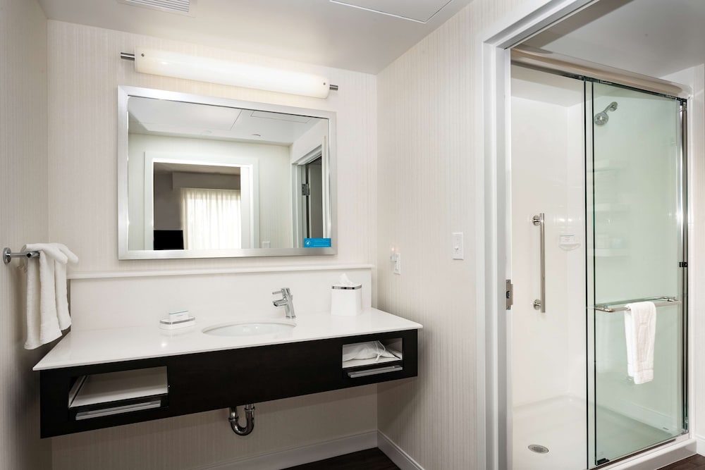 Suite, 1 King Bed, Accessible (Hearing)