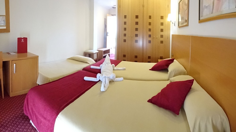 Basic Triple Room, 1 Bedroom, Accessible, Partial Sea View