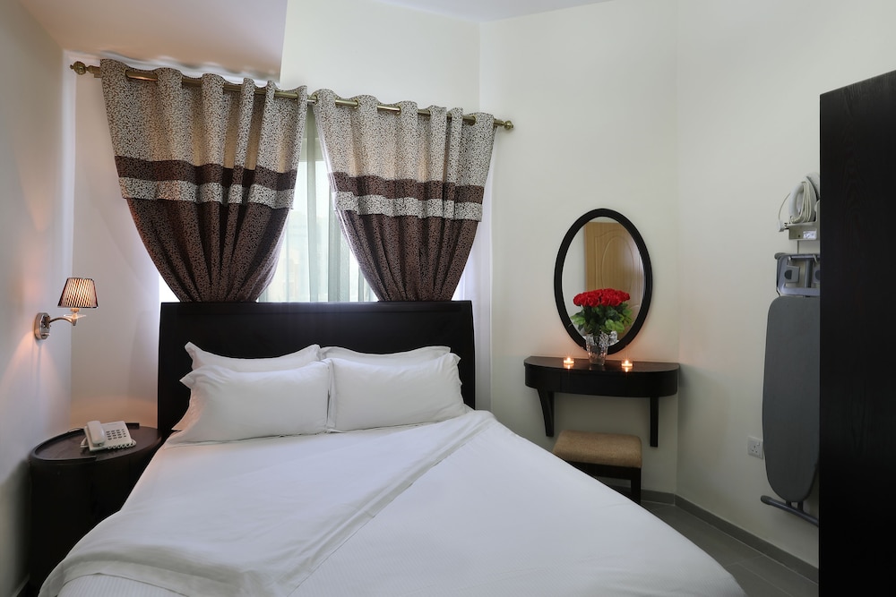 Deluxe Studio, 1 Queen Bed, Smoking, City View photo 3