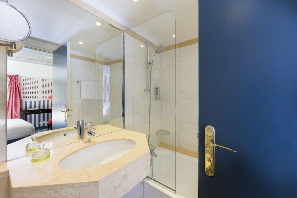 Standard Double Room, Bathtub thumbnail 5