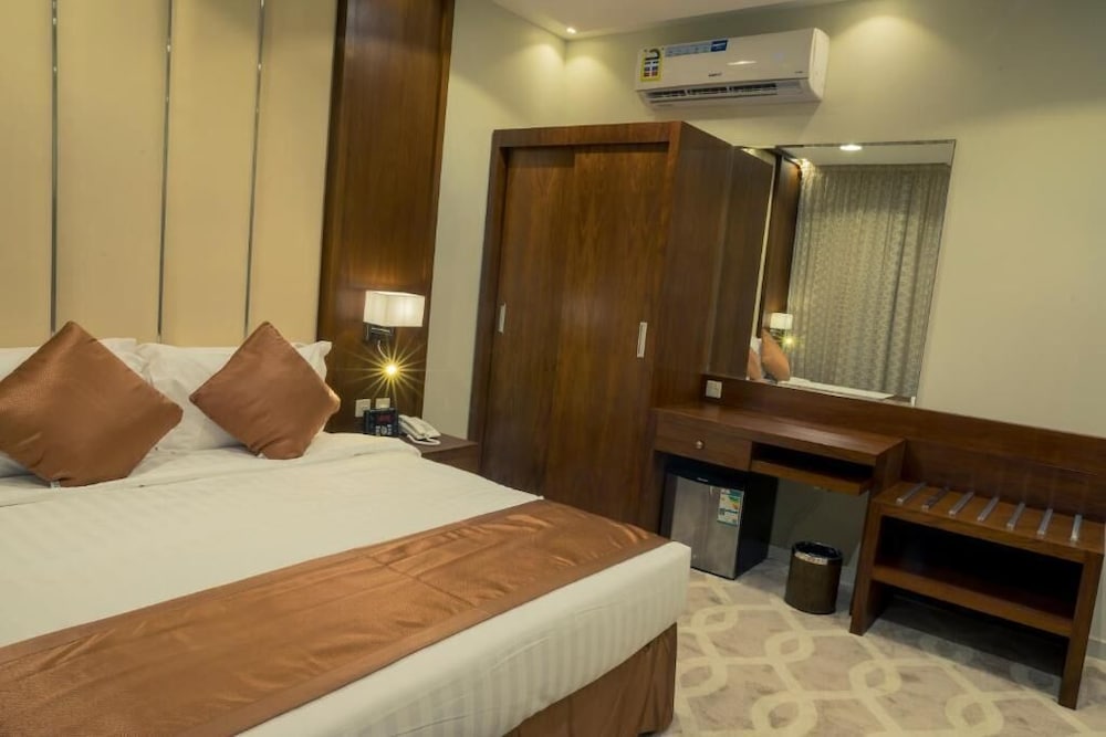 Standard Single Room, 1 King Bed photo 2