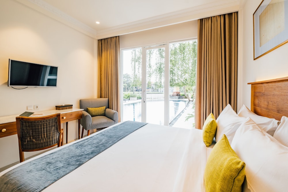 Superior Room, Pool View