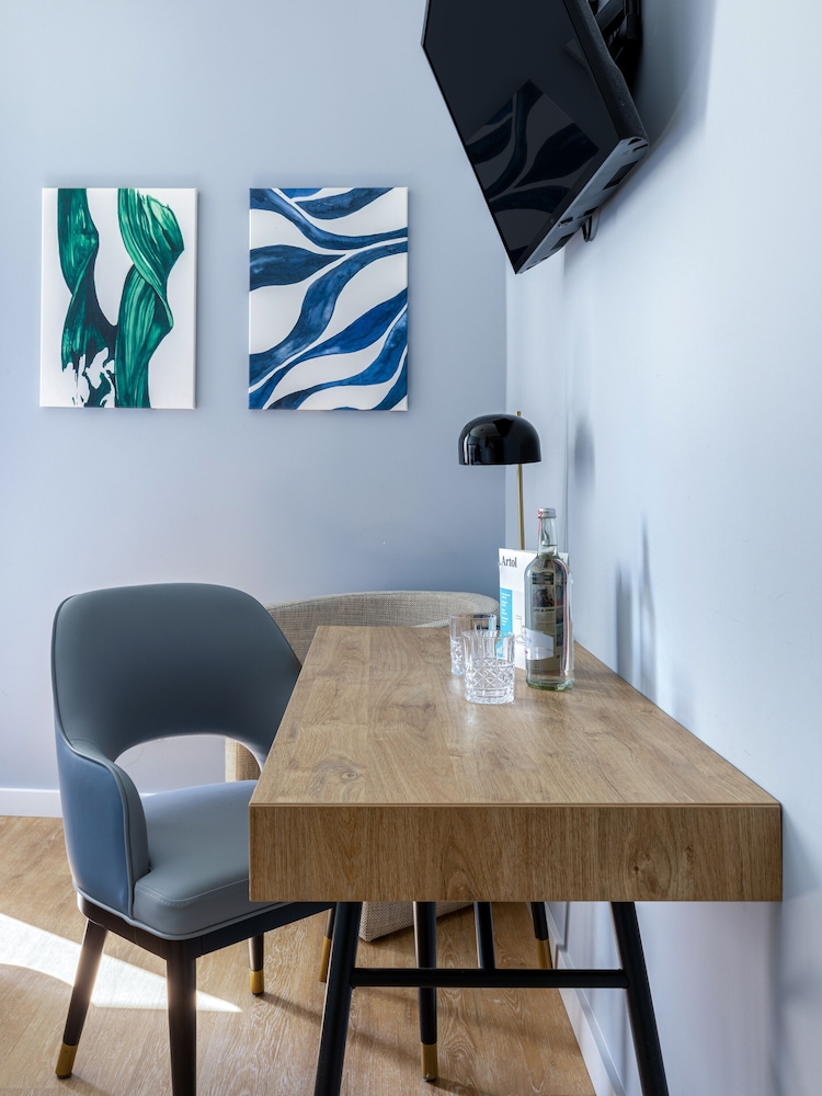 Medium Studio with Kitchenette - Photo 10