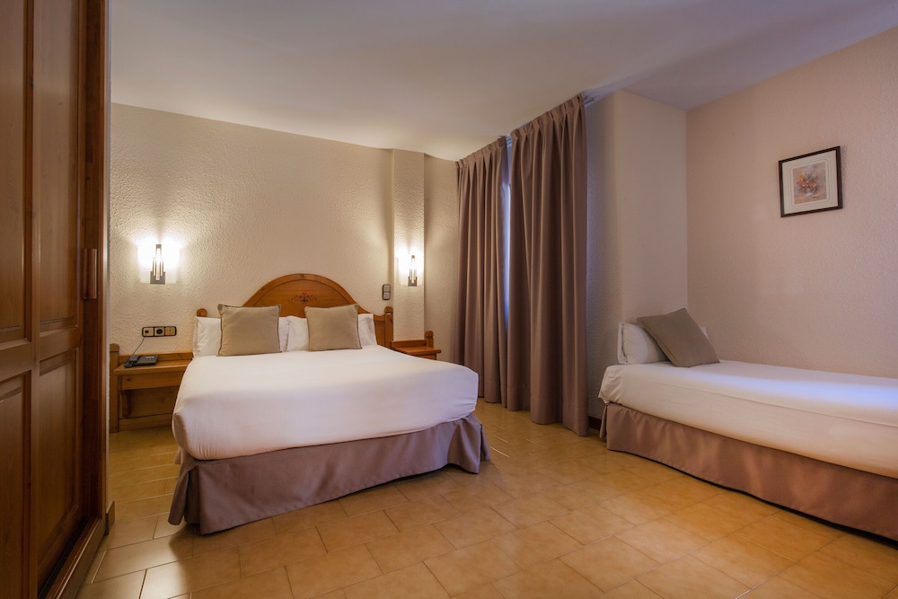 Family Triple Room (2 Adults + 1 Child)