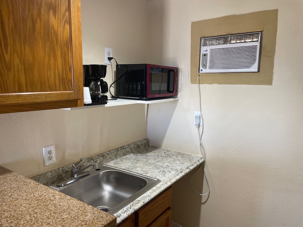 Basic Single Room, 1 King Bed photo 3