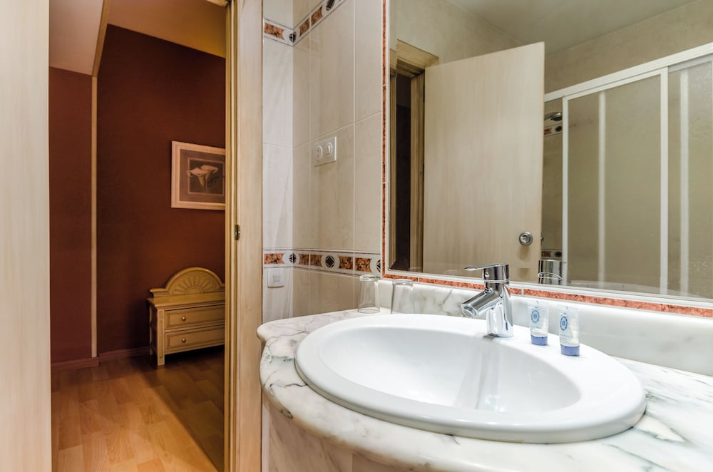 Basic Double or Twin Room - Photo 1
