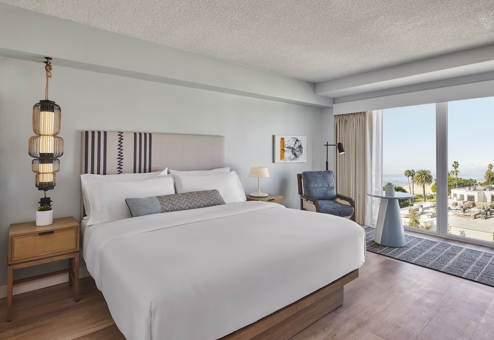 Coastal King Room with One King Bed (Non Smoking) (Accessible)