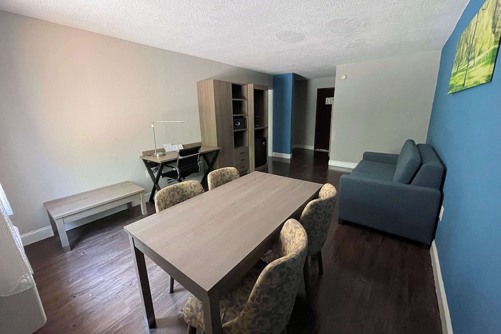Suite, Multiple Beds, Non Smoking - Photo 2