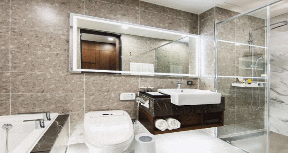 Standard Room, Multiple Beds, Non Smoking, Refrigerator - Photo 2