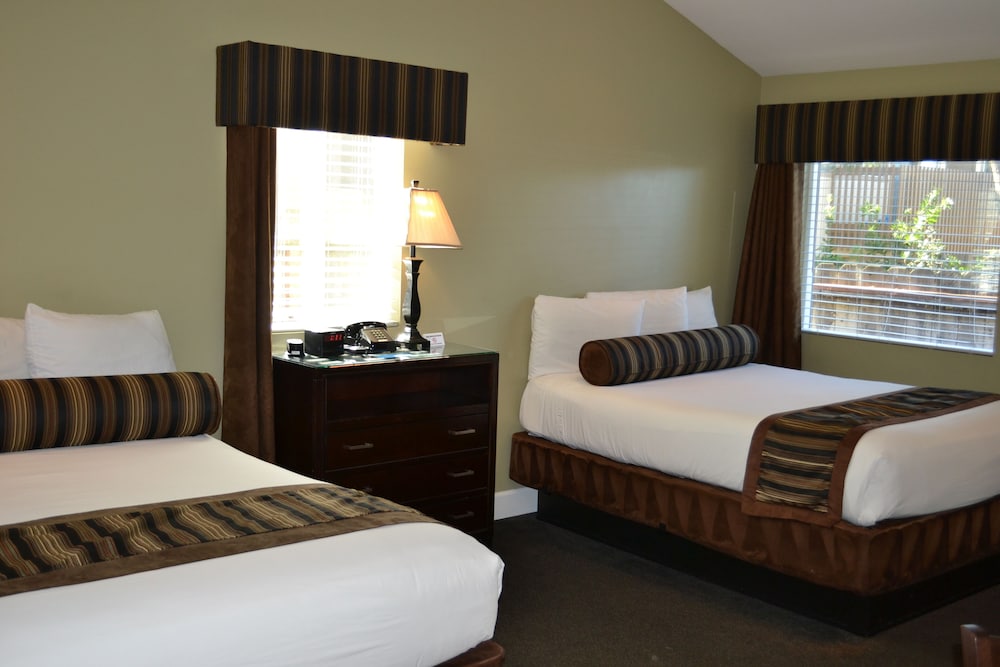 2 Queen Beds, Kitchen, Accessible photo 1
