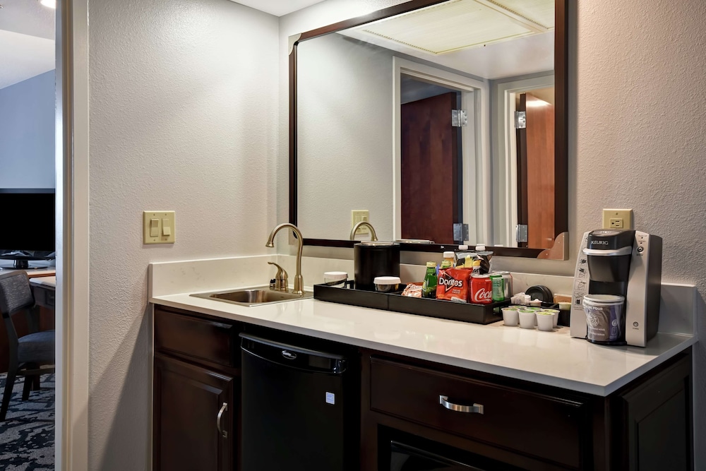 Premium Suite, 1 King Bed, Non Smoking, Corner photo 2