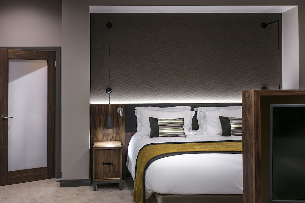 Suite, 1 King Bed, Non Smoking, Refrigerator - Photo 5