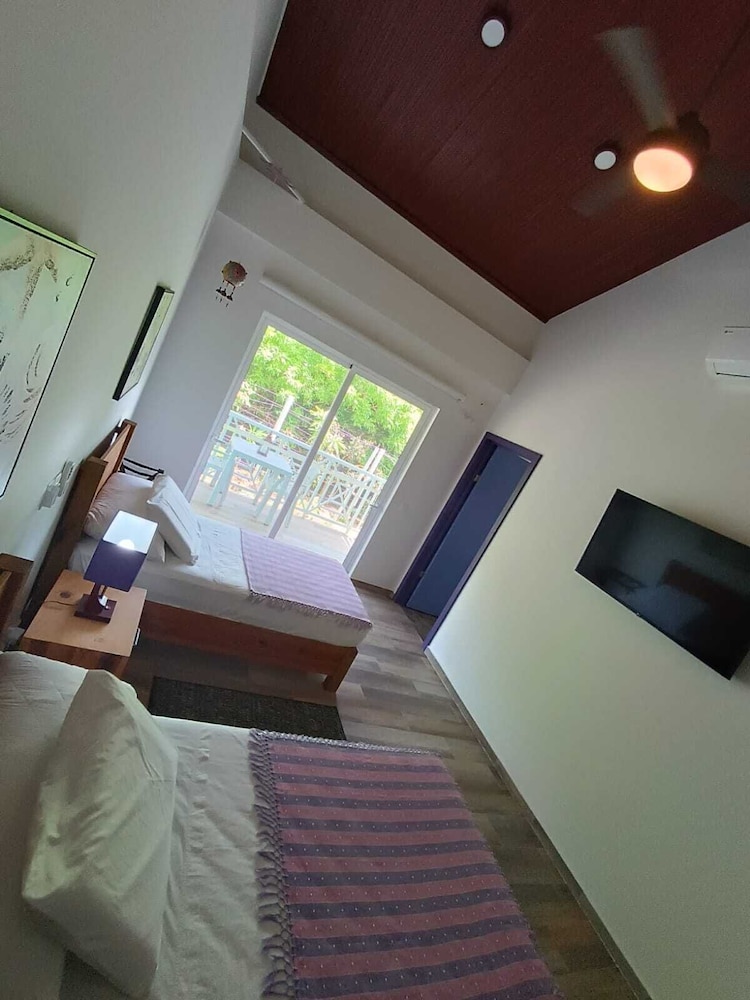 Junior Double or Twin Room, 2 Twin Beds, Balcony, Partial Sea View photo 2