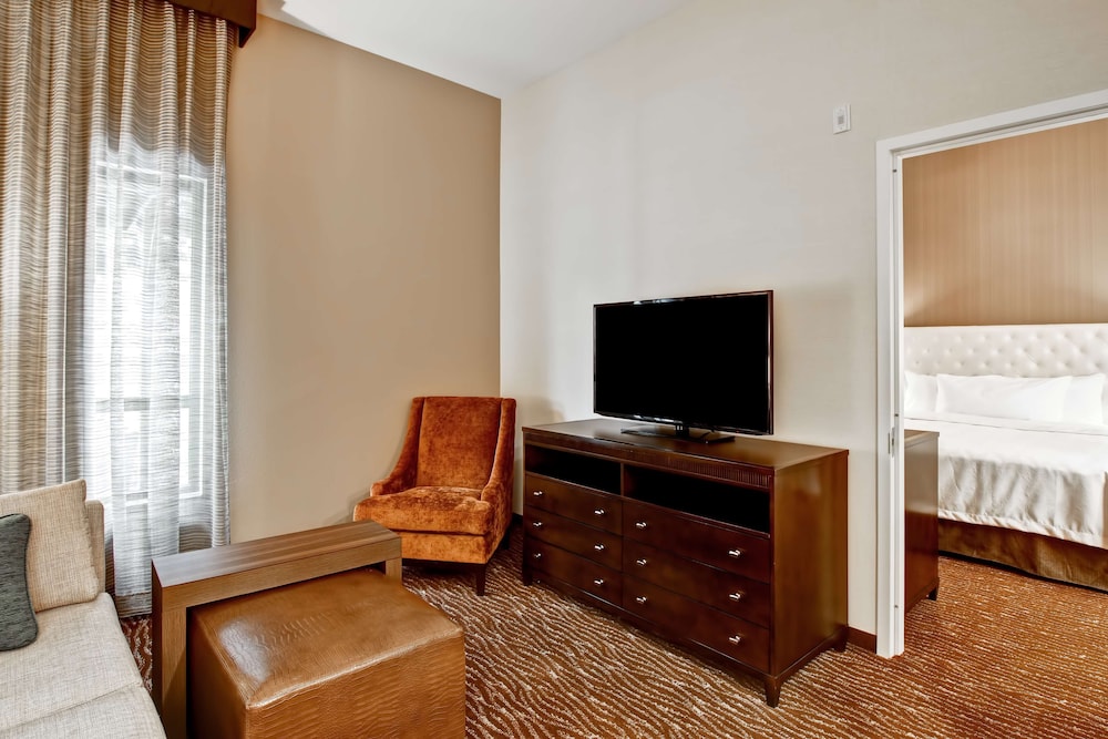 Suite, 1 King Bed, Accessible, Bathtub (Mobility & Hearing) photo 3