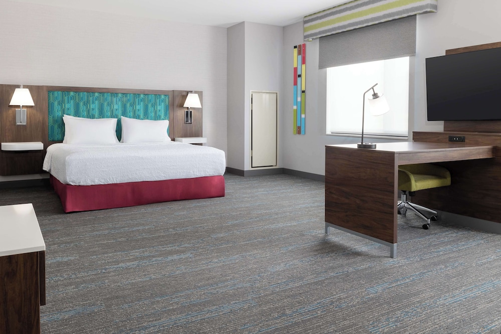 Studio, 1 King Bed, Accessible (Mobility & Hearing, Roll-In Shower) - Photo 4