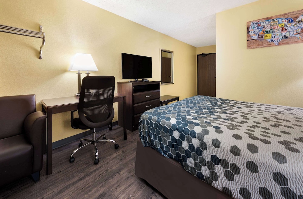 Standard Room, 1 Queen Bed, Non Smoking - Photo 1