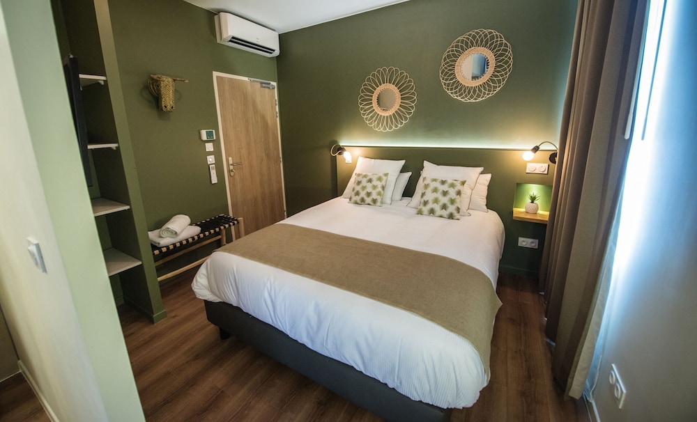 Standard Double Room, City View - Photo 7