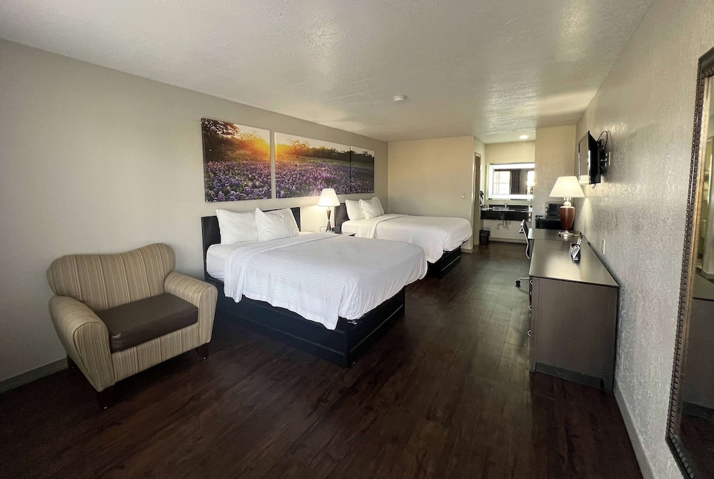 Deluxe Room, 2 Queen Beds, Smoking, Refrigerator & Microwave photo 3