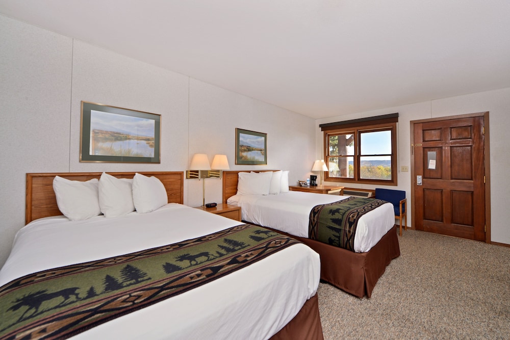 Economy Room, 2 Double Beds, Refrigerator & Microwave, Hill View photo 3