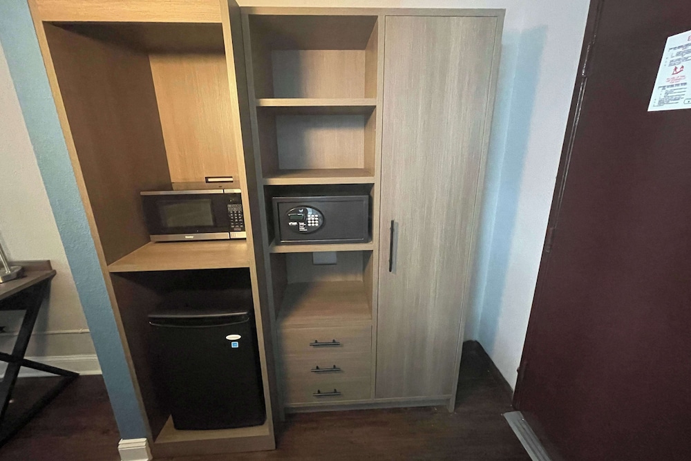 Suite, Multiple Beds, Non Smoking - Photo 3