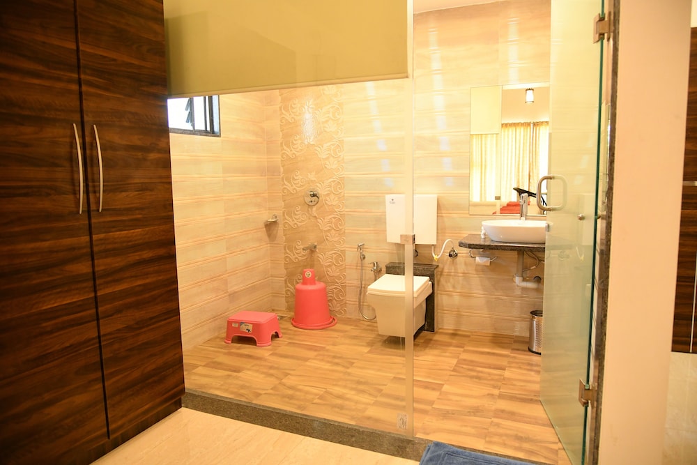 Standard Studio Suite, 1 Queen Bed, Smoking, River View photo 3