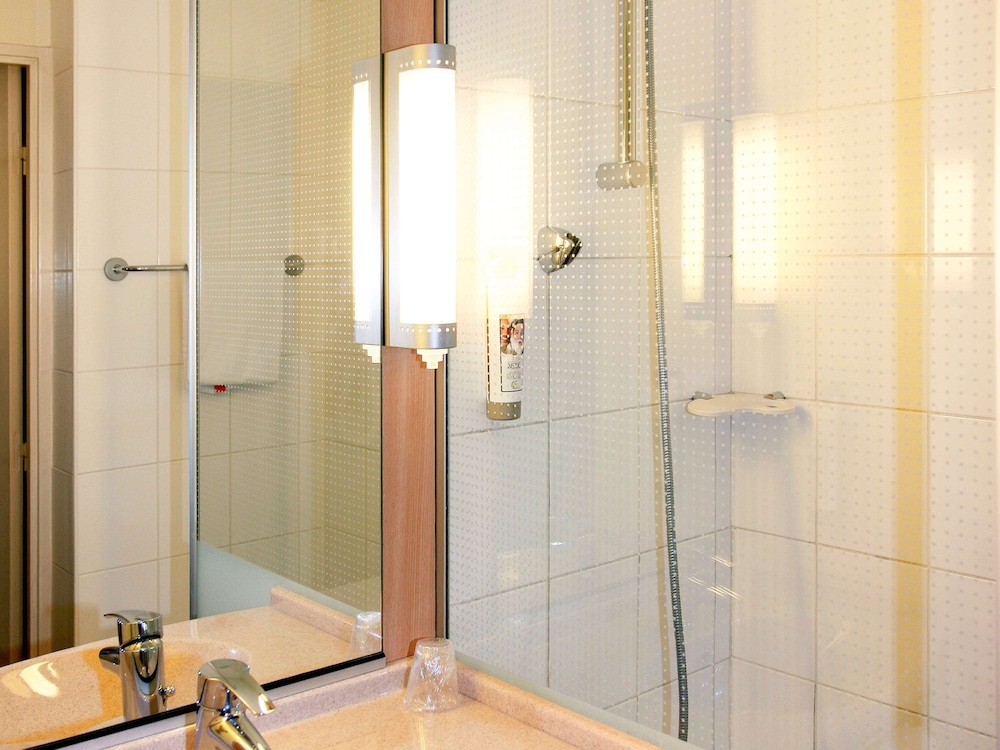 Standard Room, Multiple Beds - Photo 4