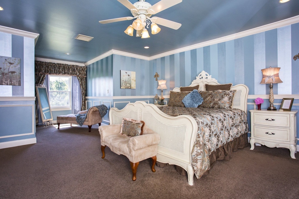 Premium Room, 1 King Bed, Bathtub, Lake View