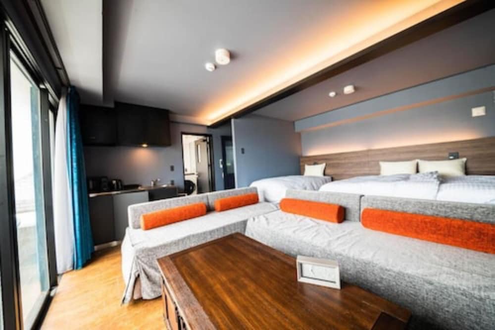 Suite Room with Balcony and Jetted Tab, Non Smoking - Photo 3