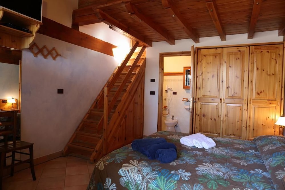 Family Triple Room, 2 Bedrooms, Private Bathroom, Mountainside photo 2