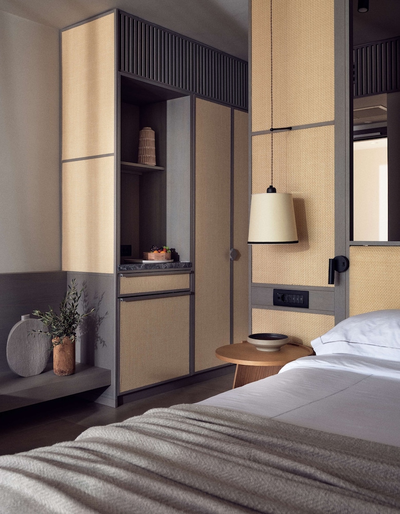 Deluxe Room, Sea View thumbnail 5