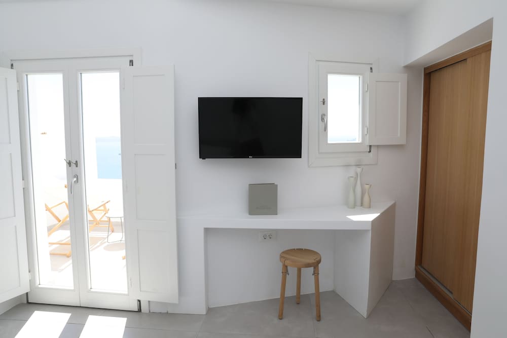 Suite, Balcony (Caldera View) - Photo 7