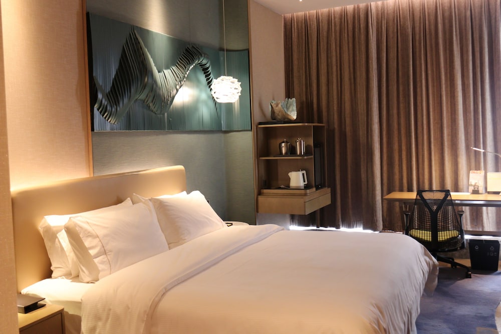 Club Room, 1 King Bed - Photo 9
