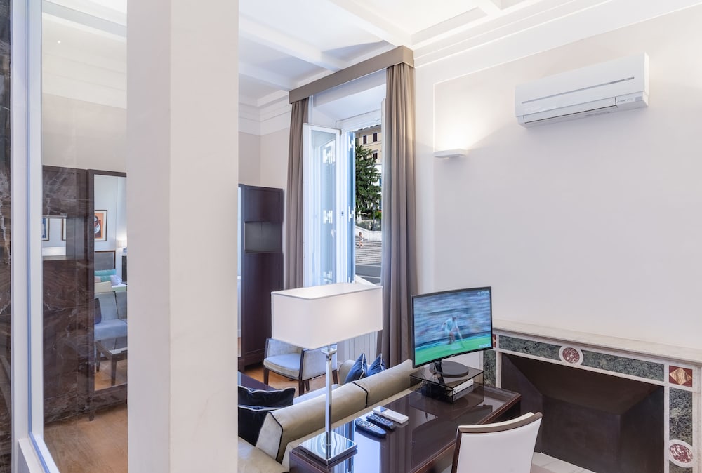 Deluxe Triple Room, City View photo 2