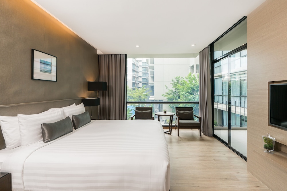 Deluxe Pool View Room with Kitchenette - Photo 4