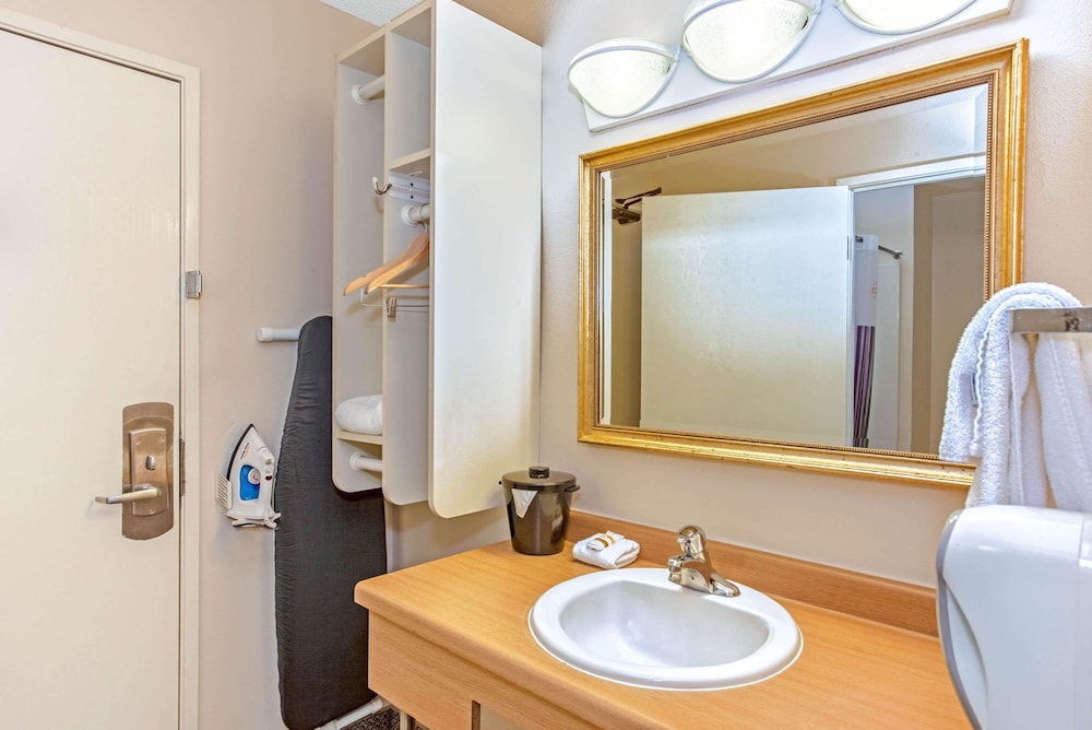 Deluxe Suite, 1 King Bed, Non Smoking (Deluxe Executive Suite) - Photo 4