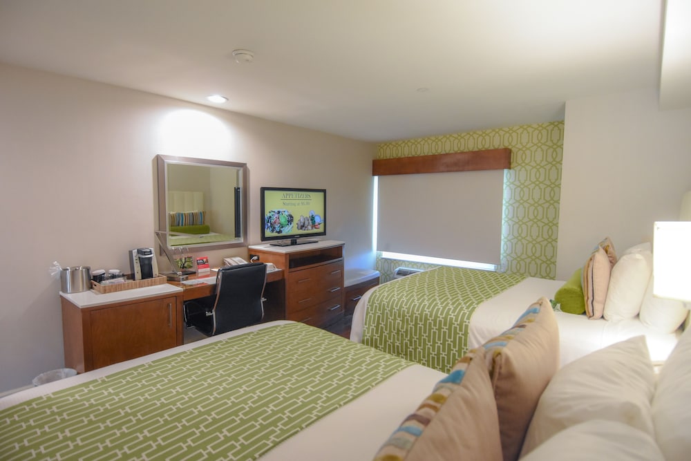 Standard Room, 2 Queen Beds, Accessible (Roll-In Shower) photo 3