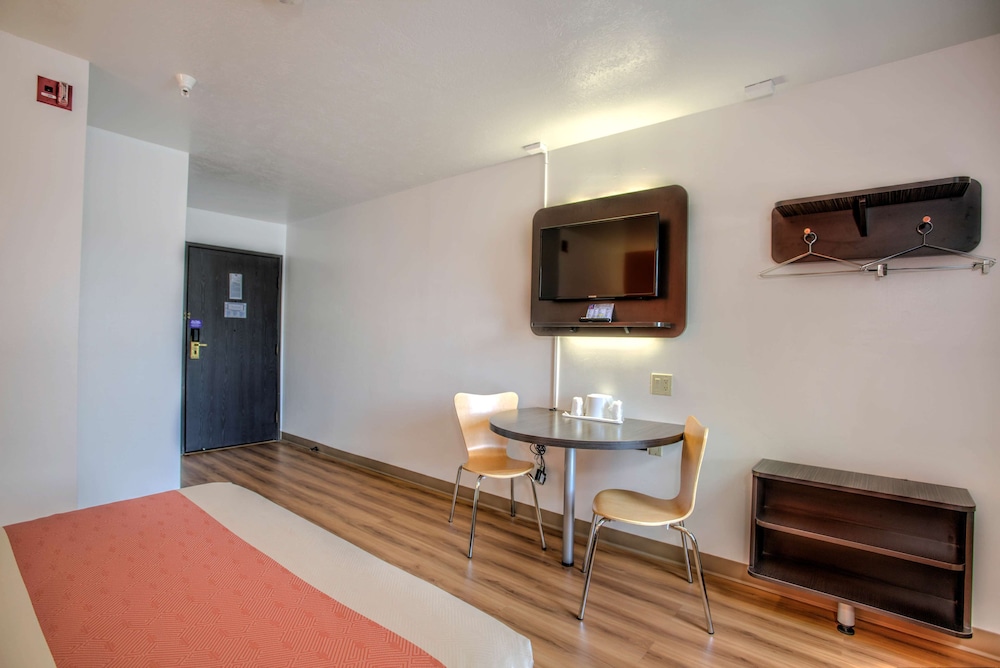 Standard Room, 1 Queen Bed, Non Smoking, Refrigerator & Microwave photo 2