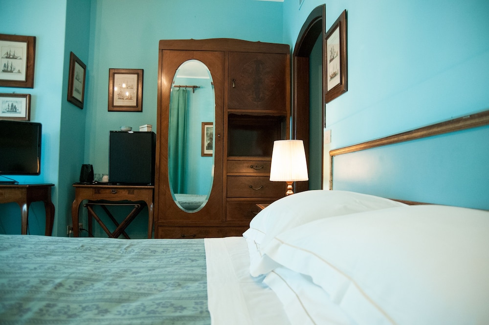 Classic Double or Twin Room, Balcony, Sea View photo 3