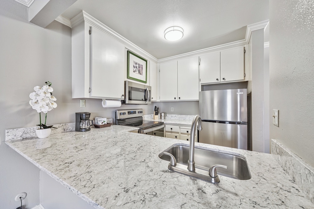 Deluxe Suite, 1 Bedroom, Poolside - Photo 4