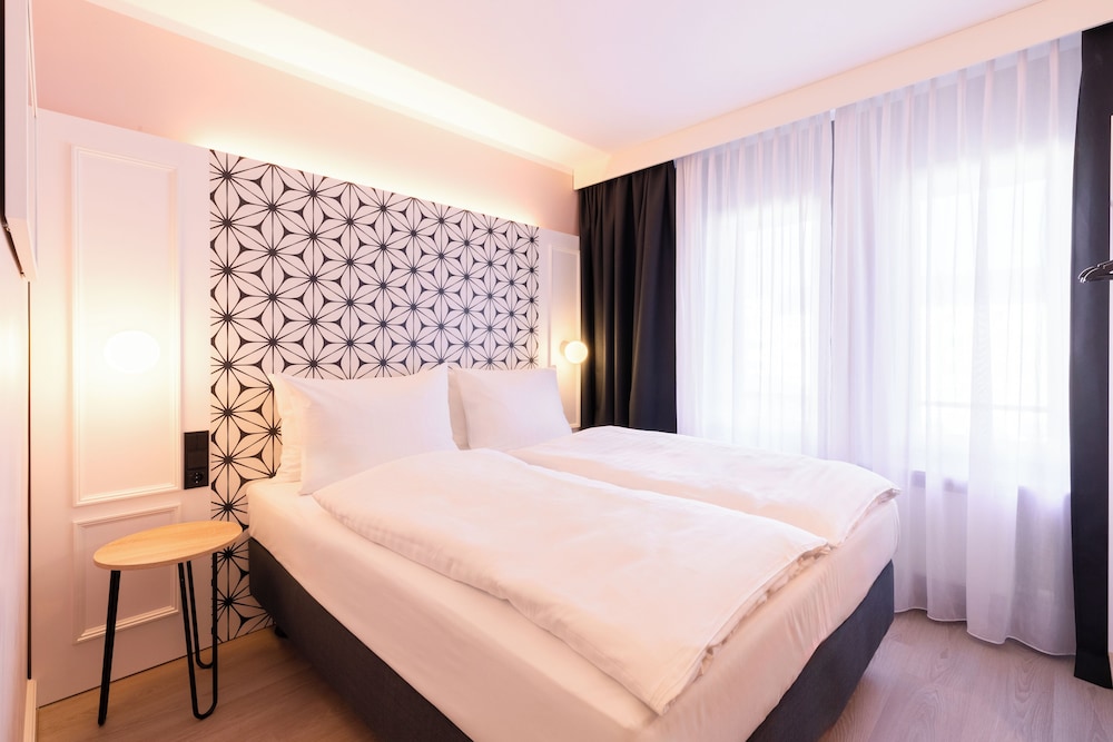 Standard Room, 1 Queen Bed photo 1