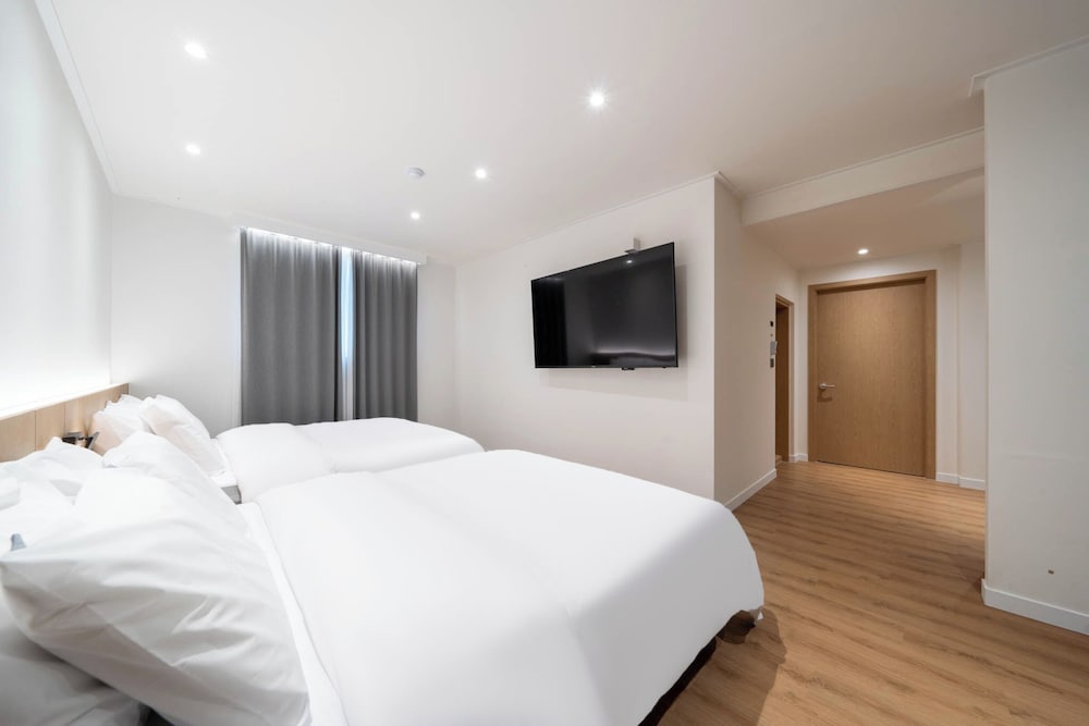 Suite Twin Spa-Basic occupancy: 2 people. Additional person(including infants) 10,000 KRW on site
